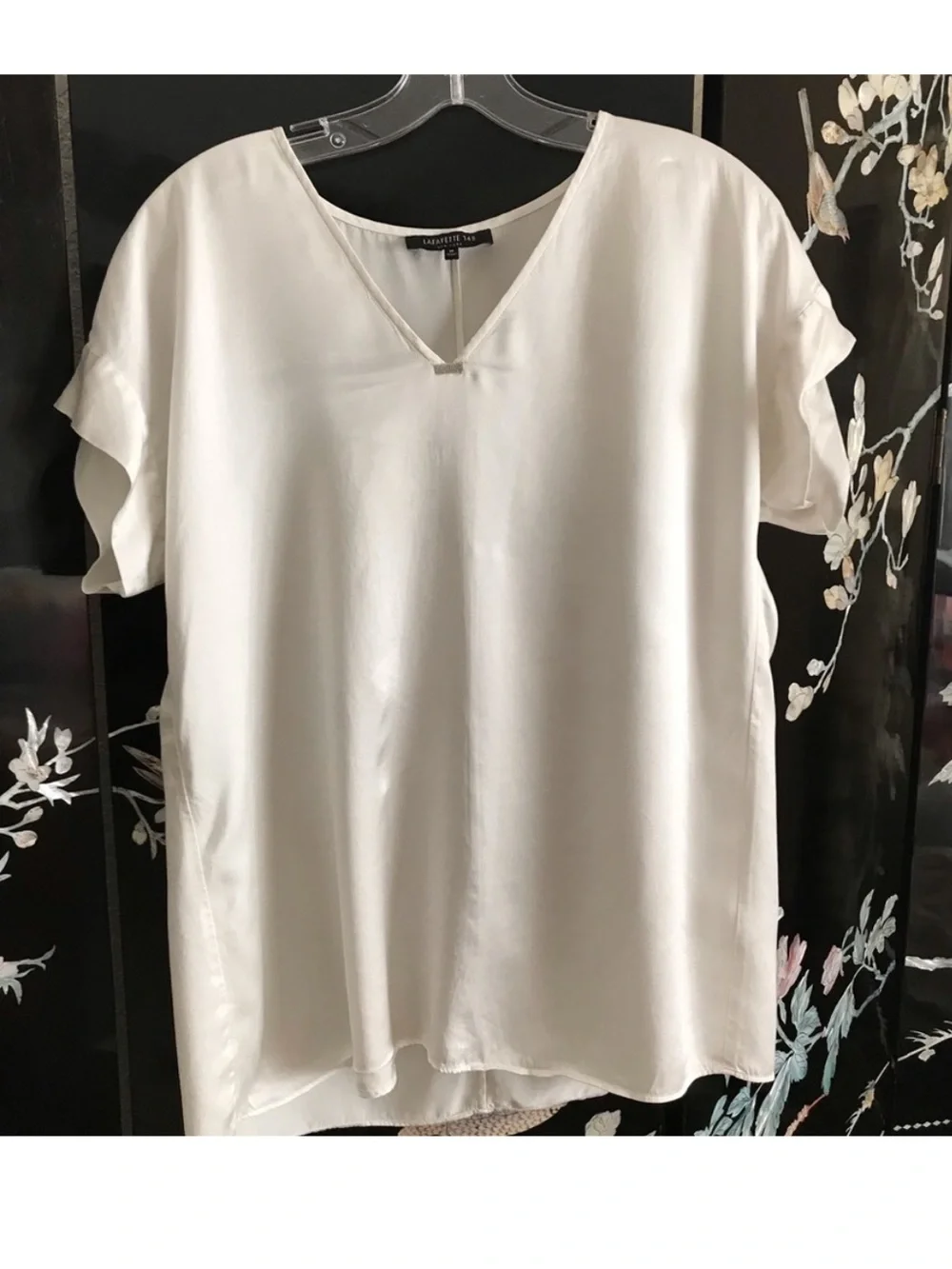 Lafayette 148 ivory top features a sleek v-neckline | Size L